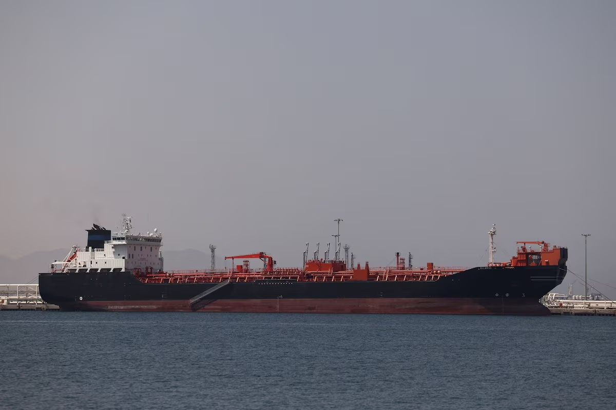 Giá dầu thế giới bật tăng sau đòn không kích mới của Mỹ vào Iran